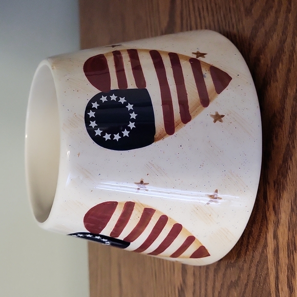 Americana candle shade, fingertip towel and small stars, and red star plate - Picture 2 of 7